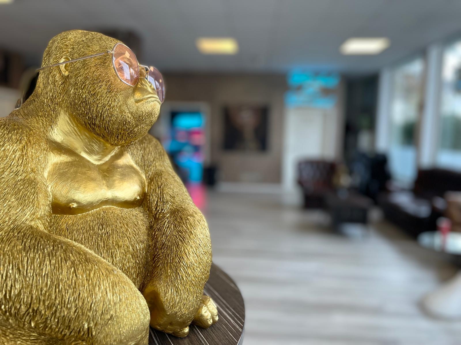 Dekorativer Empfangsaffe im Bro's Ink